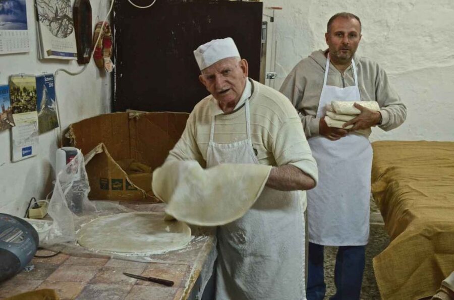 Rethymno: Old Town Walking Tour with Meal - Learning to taste honey, olive oil, and raki