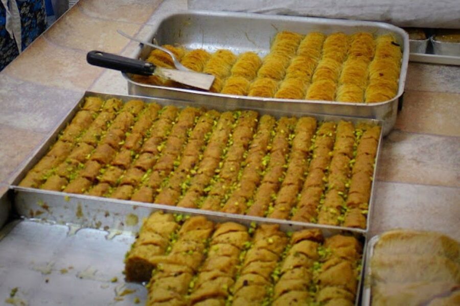 Rethymno: Old Town Walking Tour with Meal - Walking through Venetian and Ottoman Rethymno
