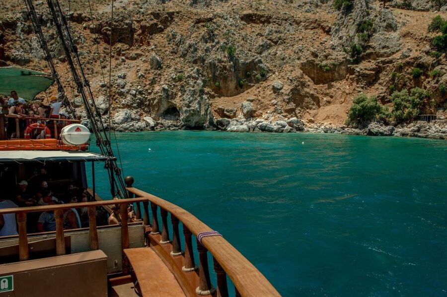 Rethymno: Pirate Boat Cruise with Swimming Stops - What the crew adds to the day