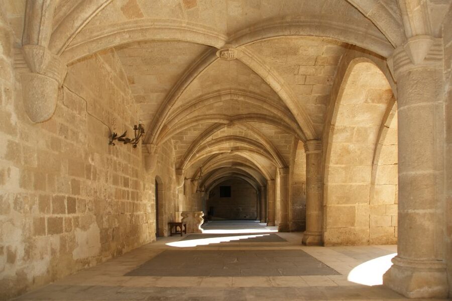 Rhodes: Palace of Grand Master Ticket & Rhodes SG audio tour - Entering through the medieval fortress