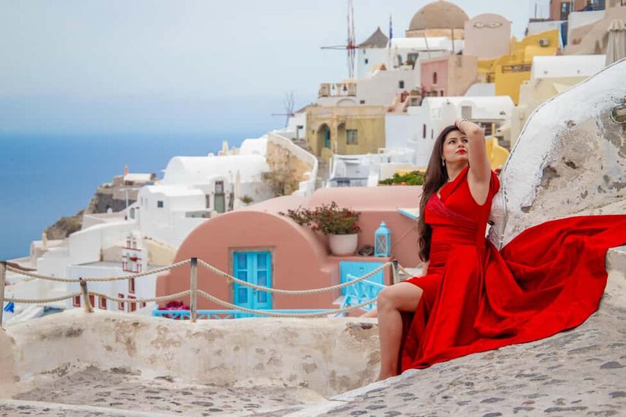 Santorini: 40-Minute Oia Photoshoot - The photographer’s style and personal help