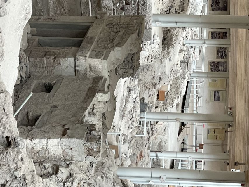 Santorini: Akrotiri Private Guided Tour with Hotel Pick-Up - Why Akrotiri feels different from an ordinary ruin