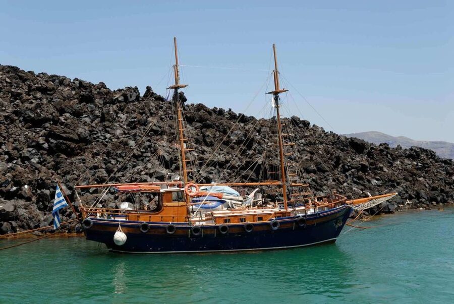 Santorini Caldera: Sunset Cruise with Dinner - Sailing beneath Oia and returning to the port