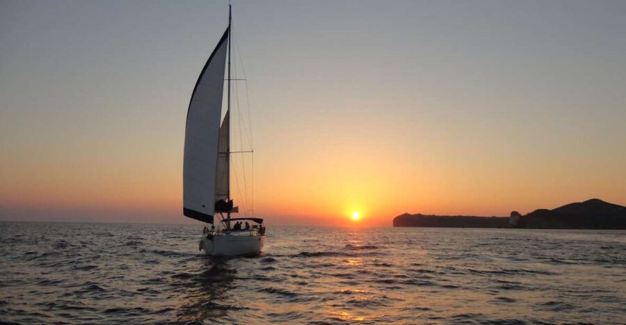 Santorini Caldera: Sunset Sailing Cruise with Meal - Pickup from five Santorini areas