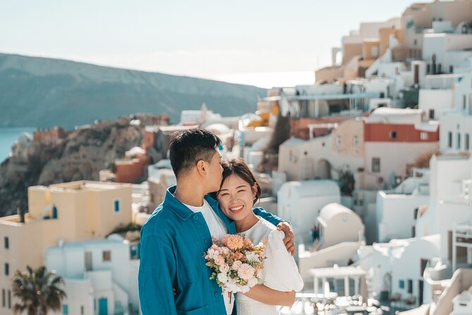 Santorini: Customized Private Photoshoot Walk in Oia - Posing help for couples, proposals, and honeymoons