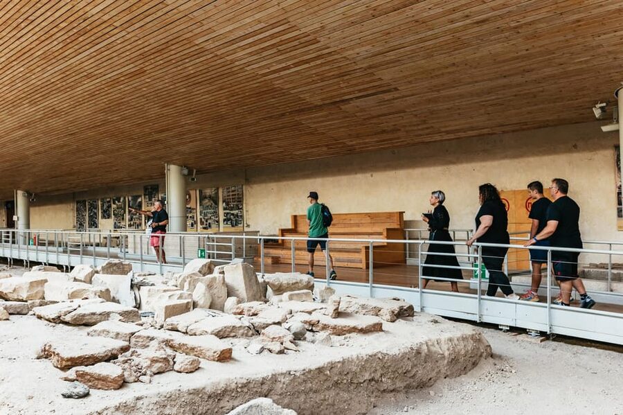 Santorini: Experience Akrotiri with a Licensed Tour Guide - Timing, heat, and the length of the walk
