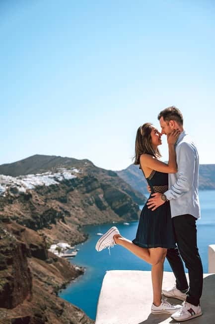 Santorini: Oia Private Couple Photoshoot with 35 Photos - Meeting in Oia or Imerovigli