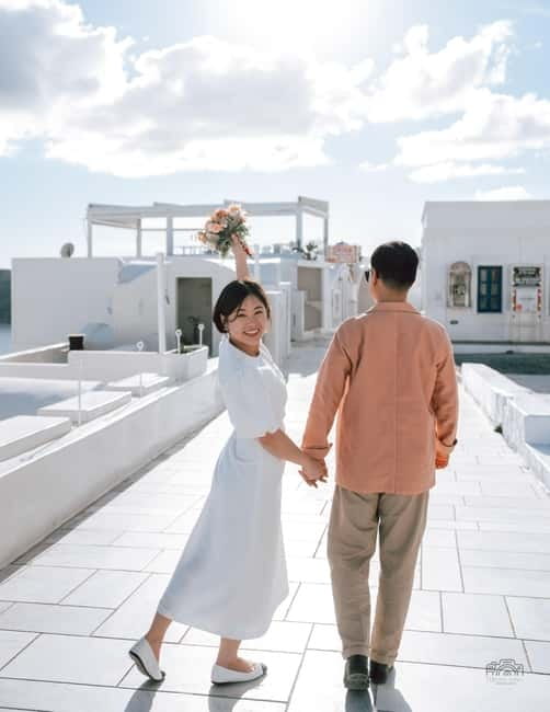 Santorini: Oia Private Couple Photoshoot with 35 Photos - What you receive after the shoot