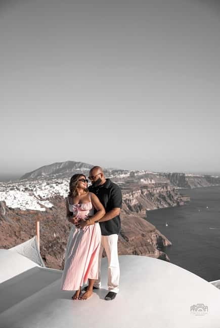 Santorini: Oia Private Couple Photoshoot with 35 Photos - Comfort, clothing, and practical preparation