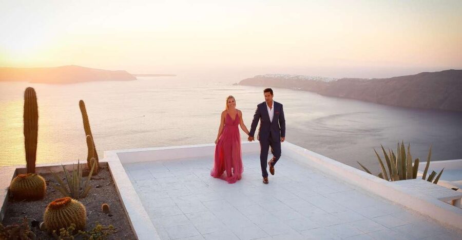 Santorini: Photo Shoot with a Private Vacation Photographer - Delivery within five working days