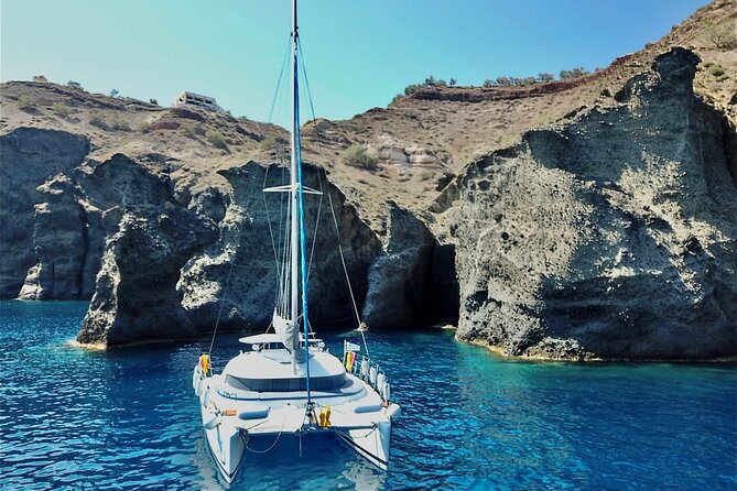 Santorini: Standard Small-Group Catamaran Cruise with Food/Drinks - Choosing between daytime and sunset