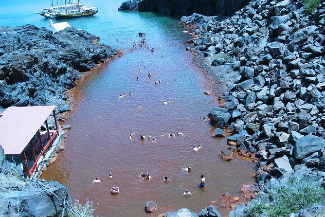 Santorini Volcanic Islands Cruise: Volcano, Hot Springs and Thirassia - The boat, commentary, and crowd level
