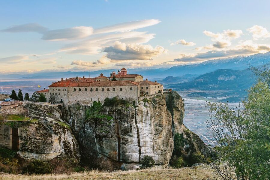 Thessaloniki: Full-Day Bus Trip to Meteora - The 100-minute ride to Platamon
